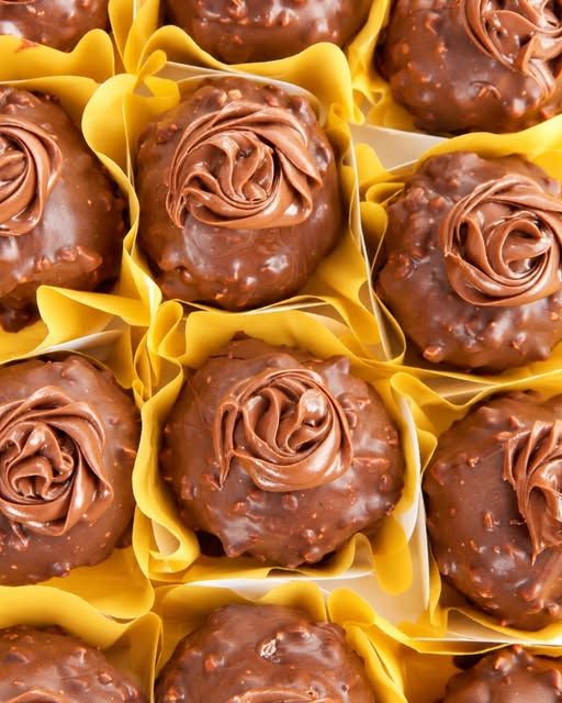 Docinhos de chocolate em forminhas amarelas
