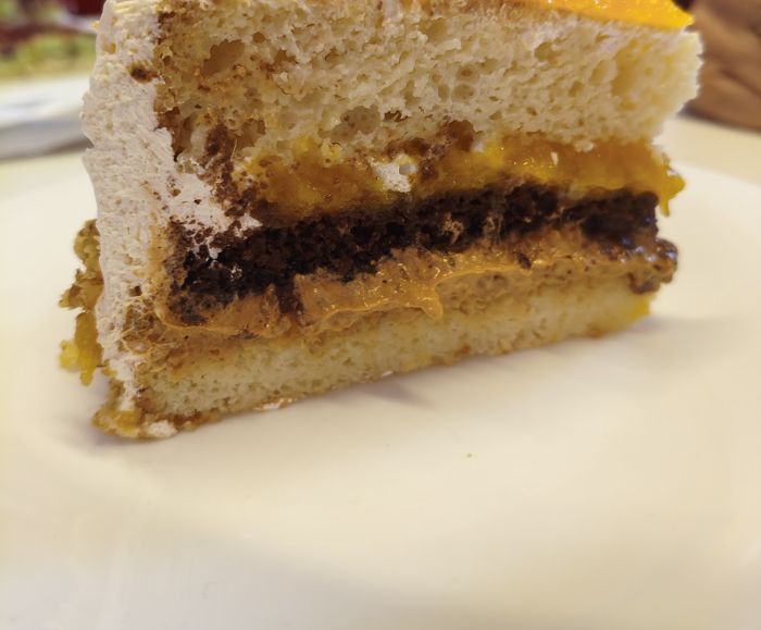 Fatia de bolo com camadas de creme e chocolate
