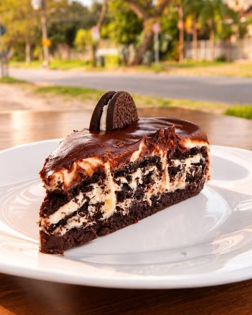 Fatia de bolo de chocolate com biscoito e cobertura de chocolate