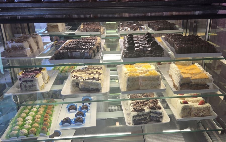 Vitrine com bolos, brownies e docinhos